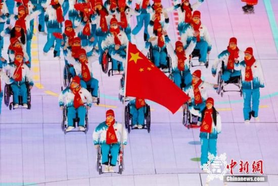 3月4日，北京2022年冬残奥会开幕式在北京国家体育场举行。图为中国代表团入场，由运动员郭雨洁(前排右)、汪之栋(前排左)担任旗手。 中新社记者 韩海丹 摄