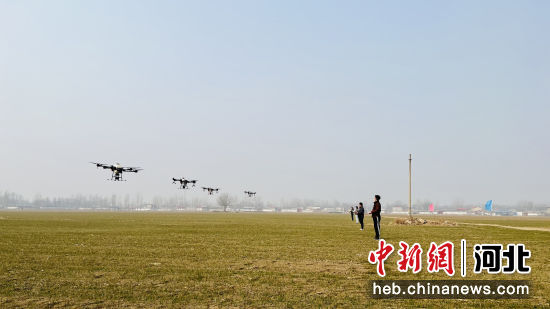 农户使用无人机喷洒农药。 白月 摄