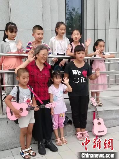 2019年8月3日，邓小岚和马兰小乐队部分成员在阜平第四届“马兰儿童音乐节”合影留念。(资料图) 吕子豪 摄