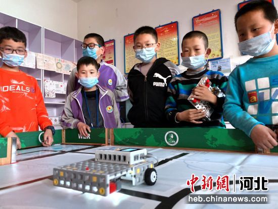 武强县豆村镇明德小学科技社团的孩子们在测试机器人的程序。 苏小立 摄