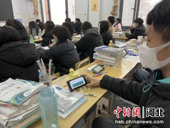 承德护理职业学院学生在课堂上通过手机观看直播课程。 共青团承德市委供图