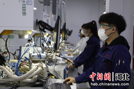 技术人员在做燃料电池实验。 刘宗泽 摄