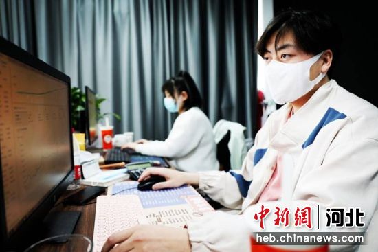 3月25日，在河北省肃宁县科创中心直播基地，电商从业人员在进行直播数据分析。刘巨雷 摄