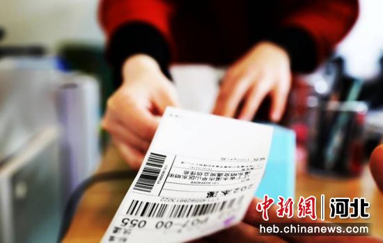 3月25日，在河北省肃宁县科创中心直播基地，电商从业人员打印交接物流订单。刘巨雷 摄