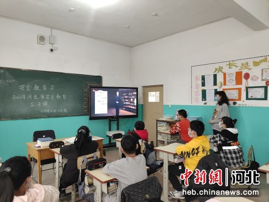 兴隆县兴隆镇学区小河南小学六年级学生在上安全教育公开课。 邓雨宾 摄