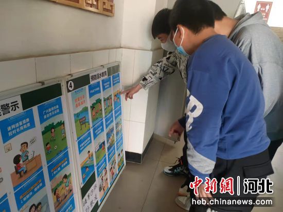 兴隆县挂兰峪中学学生在观看安全教育图片。 赵慧敏 摄