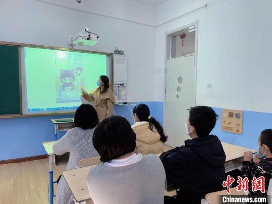河北省唐山市丰南区特教学校的学生们在课堂上听讲。　孟潮 摄