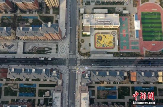 资料图：航拍雄安容东片区安置房项目街景。(无人机照片) 中新社记者 韩冰 摄