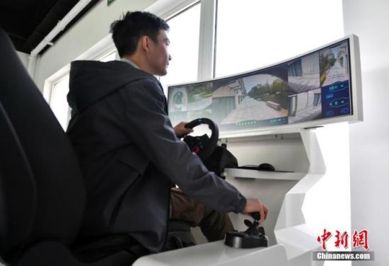 资料图为2021年4月26日，数字交通实验室的工作人员正在进行无人车测试。 中新社记者 韩冰 摄
