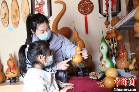 图为馆陶县游客参观闫继法的葫芦烙画工作室。　 郭江鹏 摄