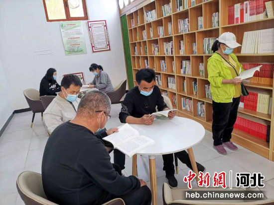 村民在农家书屋看书。 冯晗 摄