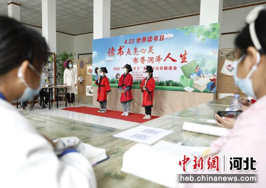 图为在河北省固安县纪家营村寇中天艺术馆图书室，学生们正开展阅读会。 门丛硕 摄