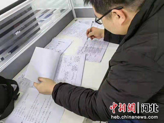 图为工作人员帮企业整理资料。(资料图) 高阳县委宣传部供图