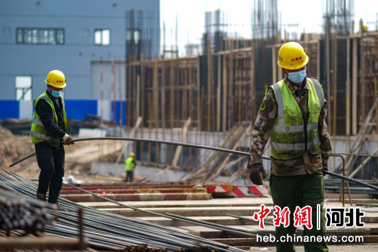 在河北省唐山市�S南�^陶瓷�a�I�@�目施工�F��，工人正在�M行主�w�筋搭建。 崔光 �z