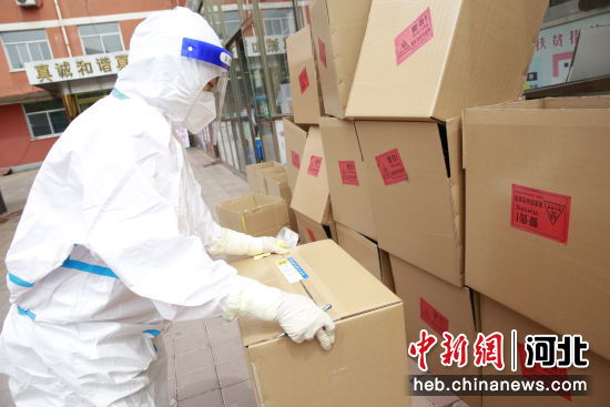 5月12日，兴隆县中医医院，一名护士正在整理废弃医疗用品。 吴亚平 摄