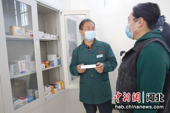 兴隆县至尊门第小区卫生站内，居民在医生指导下购买药品