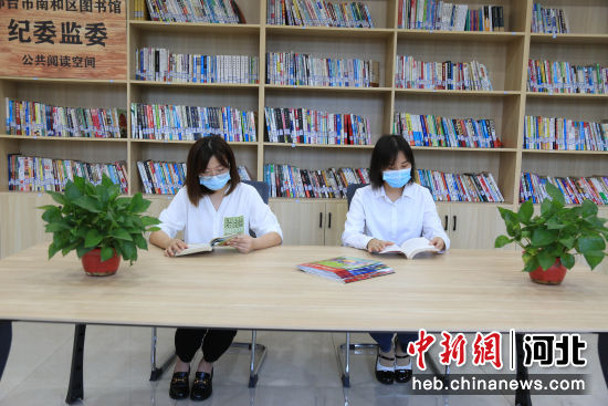 河北省邢台市南和区纪委监委工作人员工作之余在单位图书室内阅读。 武国栋 摄