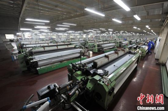 安平县的现代化丝网生产车间。　张佳 摄