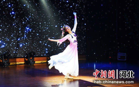 图为小学生在舞台上表演民族舞蹈。 王占林 摄