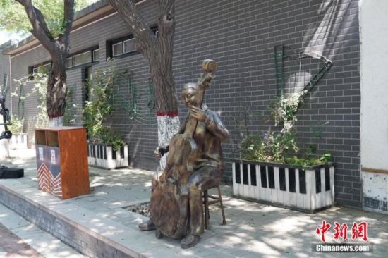 �D��5月26日，小�街�^的音�吩�素雕塑。 中新社�l 徐�i璐 �z