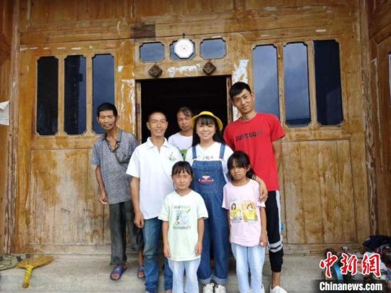 图为2020年7月8日，刘慧敏(中排右一)在贵州省黎平县尚重镇归养村一学生家中与学生家人合影�！∈芊谜吖┩�
