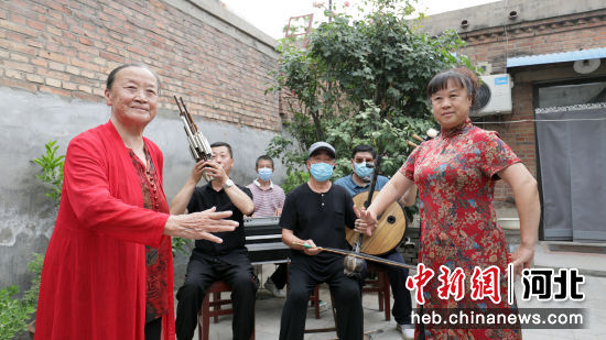�D�橘Z俊霞(左)和票友演唱安��老�{。 王玉�p �z
