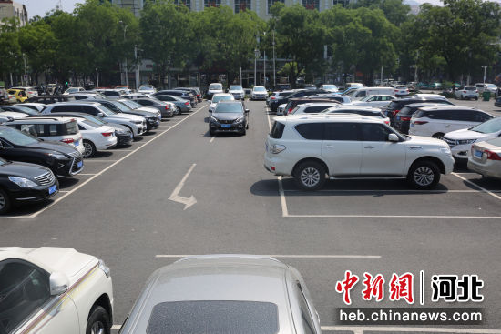 图为兴隆县政府广场东侧新修建的停车场。 杨旭 摄
