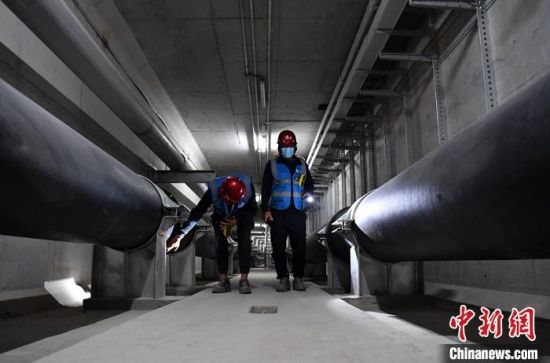 6月15日，中国雄安集团基础建设有限公司容东管廊运维人员正在进行巡检。 中新社记者 韩冰 摄