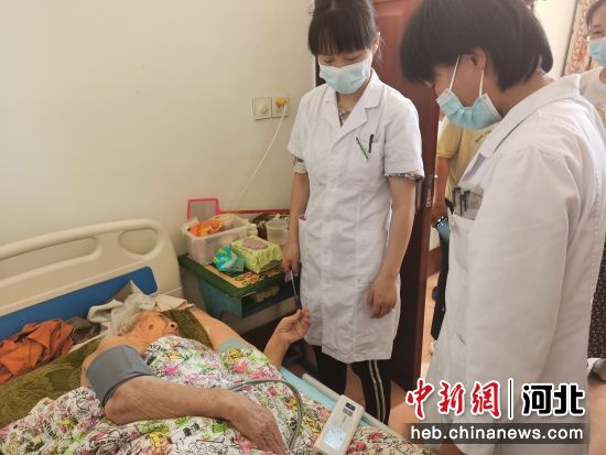 武强县卫生下乡，医生为行动不便的老人上门义诊。 作者 王鹏