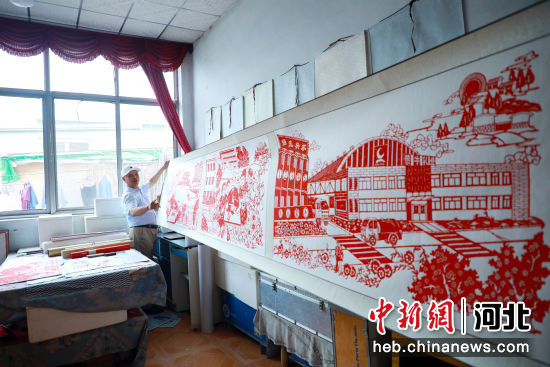 唐山市市级非物质文化遗产代表性传承人蒋风山和他的剪纸作品。 刘兰伟 摄