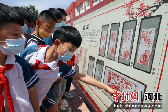 图为南皮县文化馆的非遗进校园活动吸引了众多小学生前来观展。 作者 鲍俊秀