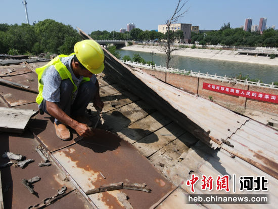 图为河北省重点文物�；さノ磺嘞靥�路给水所内，工人正在对屋顶进行清理翻新。 作者 尹向平