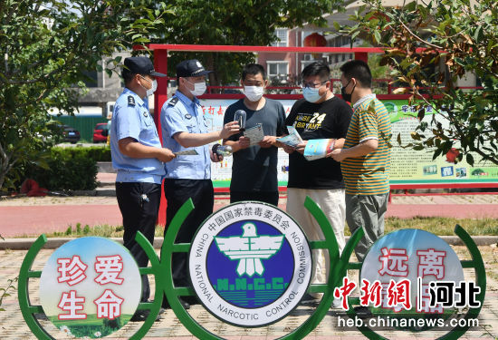 图为河北省邯郸市永年区公安局民警正在辖区禁毒主题公园向群众讲解禁毒知识。 胡高雷 摄