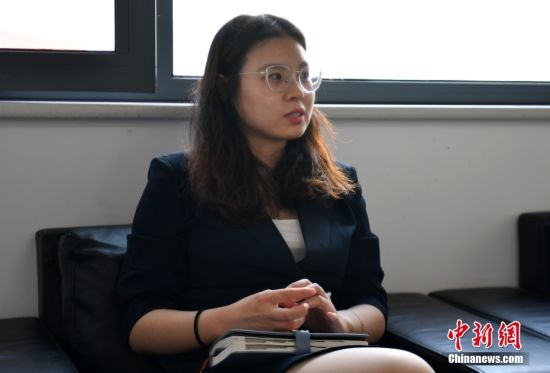图为6月8日，雄安新区智能城市创新联合会会员服务经理杨茜接受中新社记者采访。 中新社记者 韩冰 摄