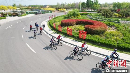 邢台市任泽区的骑行爱好者在当地的邢州湖公园绿道上进行自由骑行活动�！∷谓� 摄