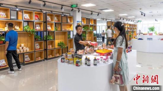 6月30日，顾客在河北自贸区进出口商品汇展中心选品库内挑选进口商品 。　季春天 摄