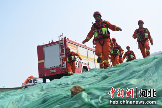 图为防汛抗洪抢险应急救援综合演练现场，消防队员奔赴受灾区域。 作者 韩晓宁