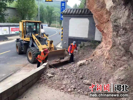图为涞水县龙门乡工作人员清理道路两侧落石。 涞水县委宣传部供图