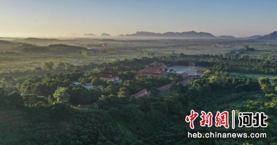 7月7日，河北省遵化市清东陵景区晨景。(无人机照片) 刘满仓 摄