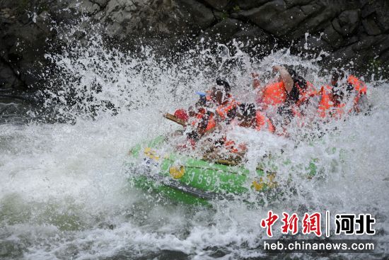 图为游客在兴隆县红河漂流景区体验漂流项目 作者 王立群