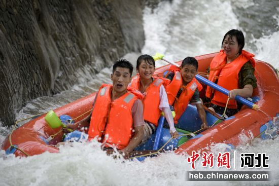 图为游客在兴隆县红河漂流景区体验漂流项目。 王立群 摄