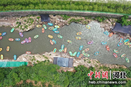 游客在兴隆县红河漂流景区体验漂流项目。(无人机照片) 作者 王立群