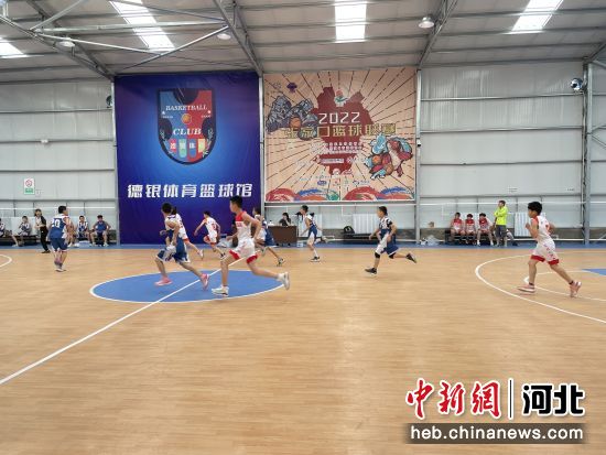 暑假期间，张家口市桥西区的小学生们积极参加篮球比赛运动。 陈涛 摄