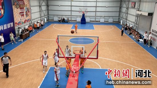 暑假期间，张家口市桥西区的小学生们积极参加篮球比赛运动。 陈涛 摄