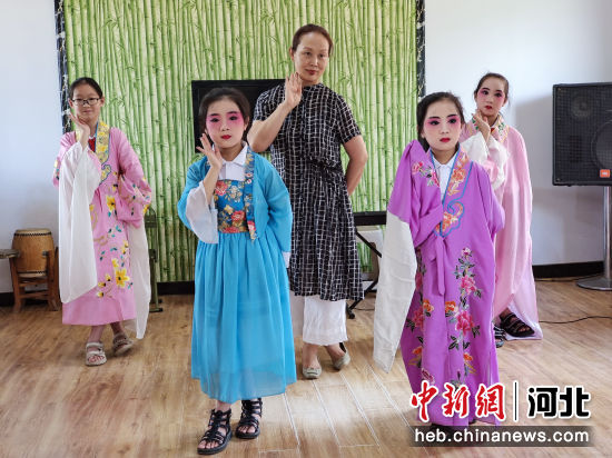 图为王红指导西召里村的孩子们学习简单的戏曲表演。 王倩倩 摄