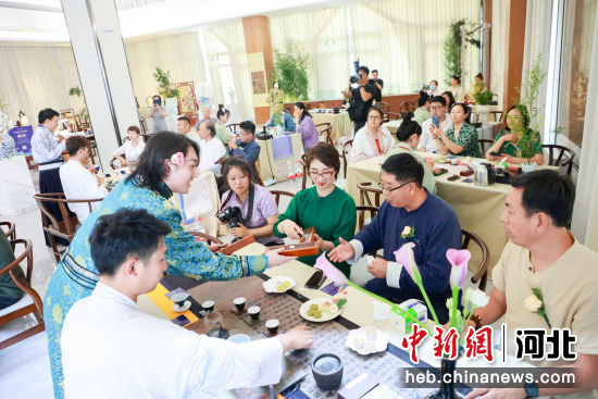 国风文化节上，游客品尝宋式茶点。 涞源县委宣传部供图