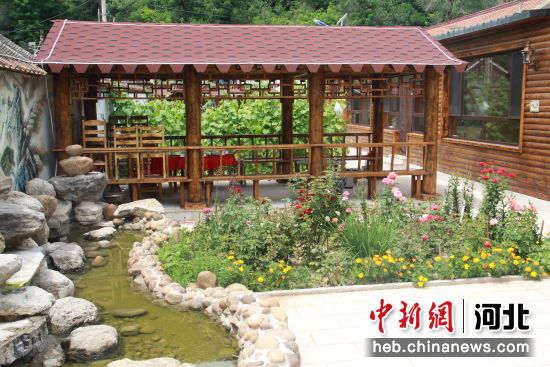 平泉市党坝镇党坝村的一家民宿，小院内建有菜园和花园，充满乡土气息。 作者 胡倩楠