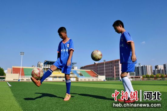 图为青县小学生在足球兴趣课前颠球热身。 尹向平