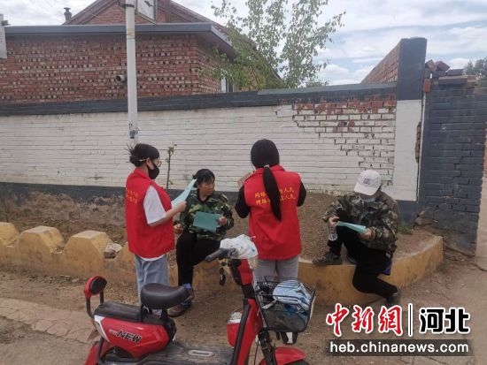 网络文明志愿者深入农村进行宣传。 隆化县委网信办供图