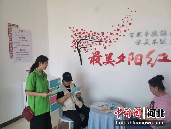 网络文明志愿者走进养老院进行宣传。 隆化县委网信办供图